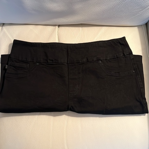 Lee Ladies pull on shorts Black Denim Excellent Condition Size 16 very comfy. - Picture 6 of 11